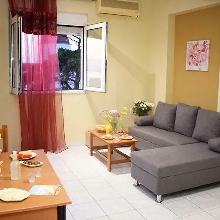 Chrysa's Apartment, First Floor شقة *